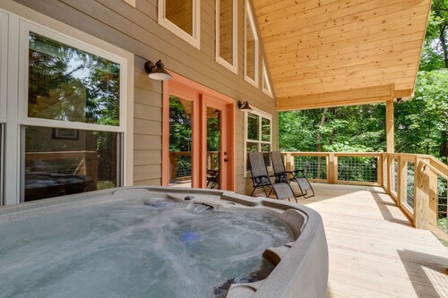 Beautiful Chalet in Gatlinburg with Seasonal Views 3 bedroom 2 bath! 