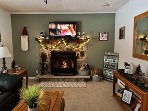 Smart TV, fireplace, books - March and April discounted rates! Book today! Pet Friendly! (Albrightsville)