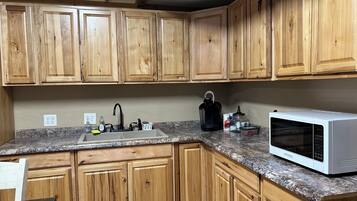 雪櫃、微波爐、焗爐、爐具