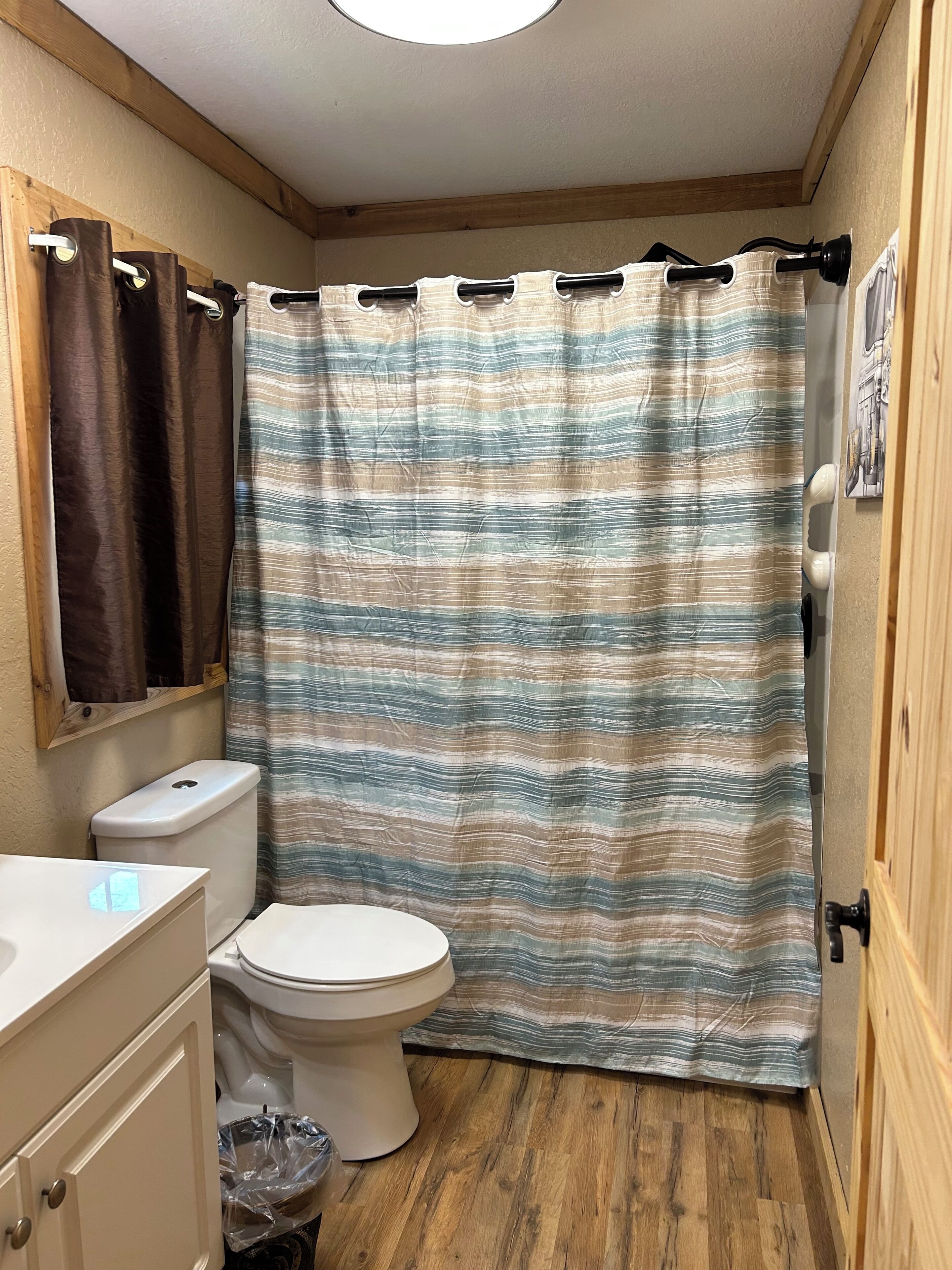 淋浴/盆浴组合、吹风机、毛巾、肥皂