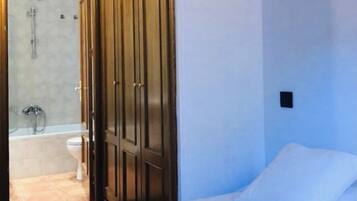 3 quartos, ferros/tábuas de passar roupa, roupa de cama