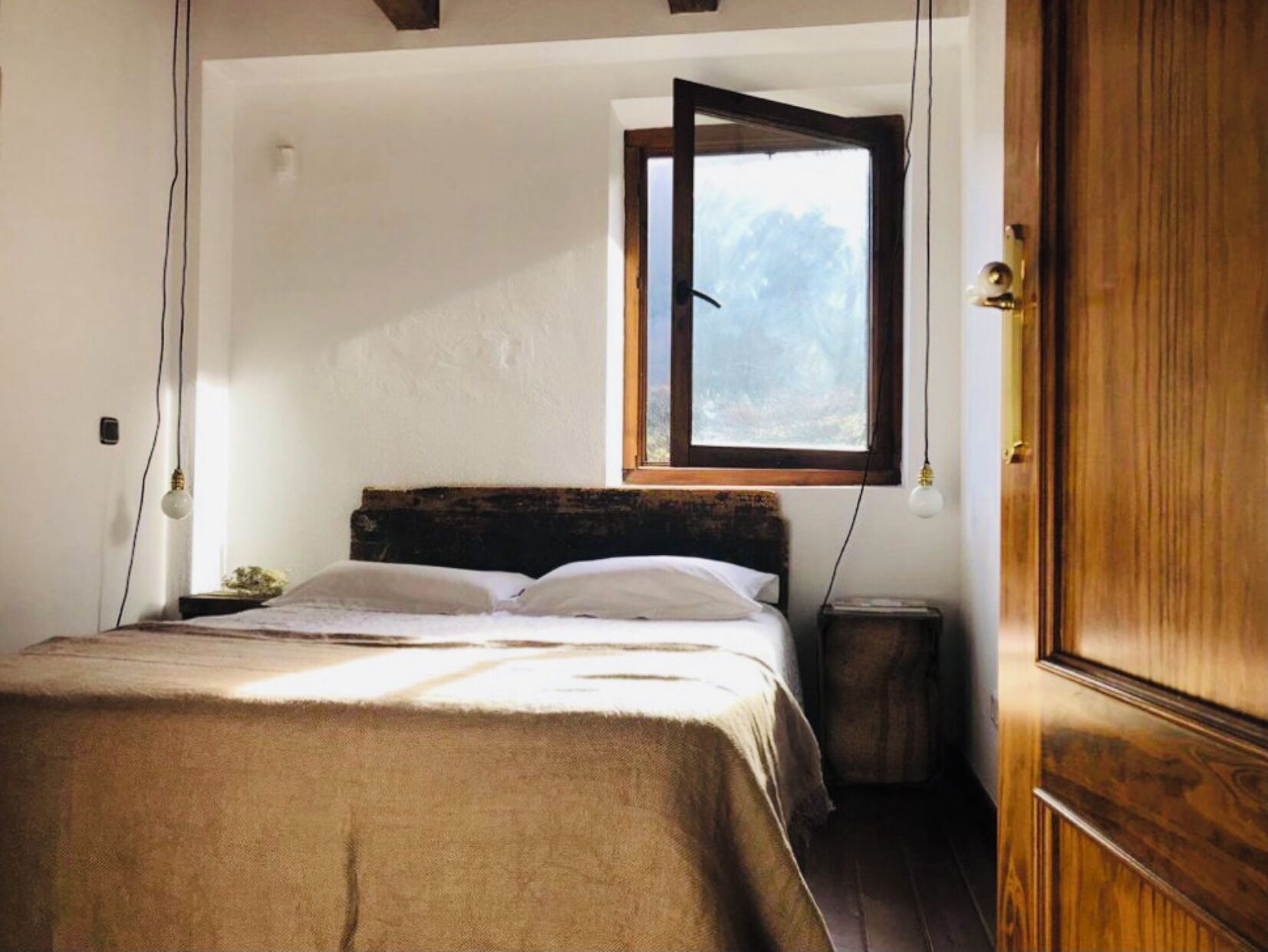 3 dormitorios, tabla de planchar con plancha, ropa de cama