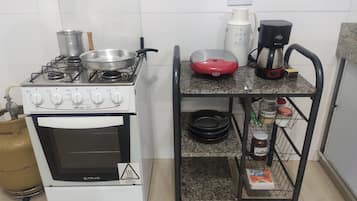 Réfrigérateur, four, plaque de cuisson, cafetiÚre/bouilloire