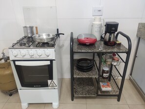Køleskab, ovn, kogeplade, kaffe-/temaskine