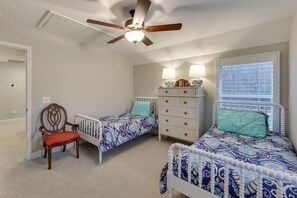 3 slaapkamers, een bureau, een strijkplank/strijkijzer, reisbedje