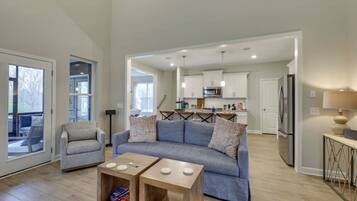 Smart TV, chimenea, biblioteca musical y videoteca