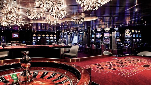 A casino with a roulette table, slot machines, and a bar area. - Serendipity, Sauna,Swimming Pool & Hot Tube, billiard, Secluded (Albrightsville)