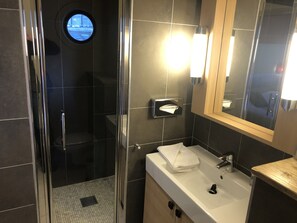 Badewanne, Haartrockner, Handtücher, Seife