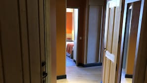 A hallway with wooden doors and a wooden floor. - Gorgeous appartment in Avoriaz (Avoriaz)
