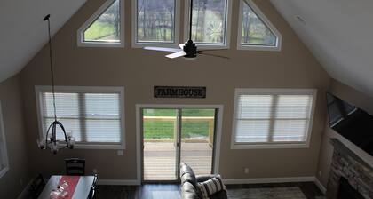 Creekside Cabin w/ Jacuzzi, Fire Pit, Views and old rustic appeal!