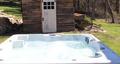 New Construction farmhouse w/ Jacuzzi, loft and old rustic appeal