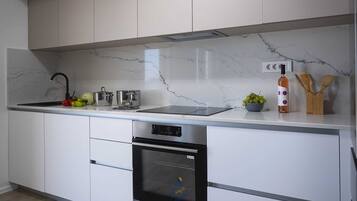 Refrigerador, microondas, horno, placa de cocina