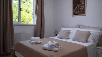 5 habitaciones, tabla de planchar con plancha y cuna de viaje