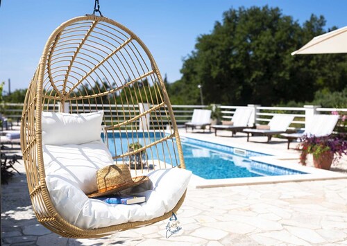 Charming 5-BR villa for 10 with swimming pool surrounded by nature