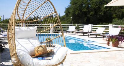 Charming 5-BR villa for 10 with swimming pool surrounded by nature