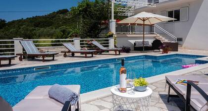 Charming 5-BR villa for 10 with swimming pool surrounded by nature