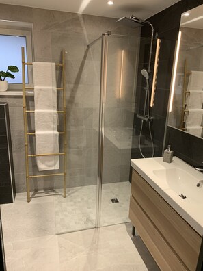 Dusche, Haartrockner, Handtücher, Seife