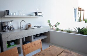 Kühlschrank, Wasserkocher mit Kaffee-/Teezubehör, Toaster, Mixer