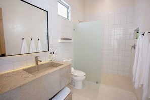 Dusche, Haartrockner, Handtücher, Seife