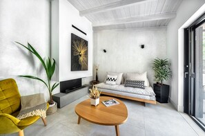 Smart-TV, Kamin, Bücher, Musikbibliothek