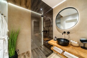Dusche, Haartrockner, Bademäntel, Hausschuhe