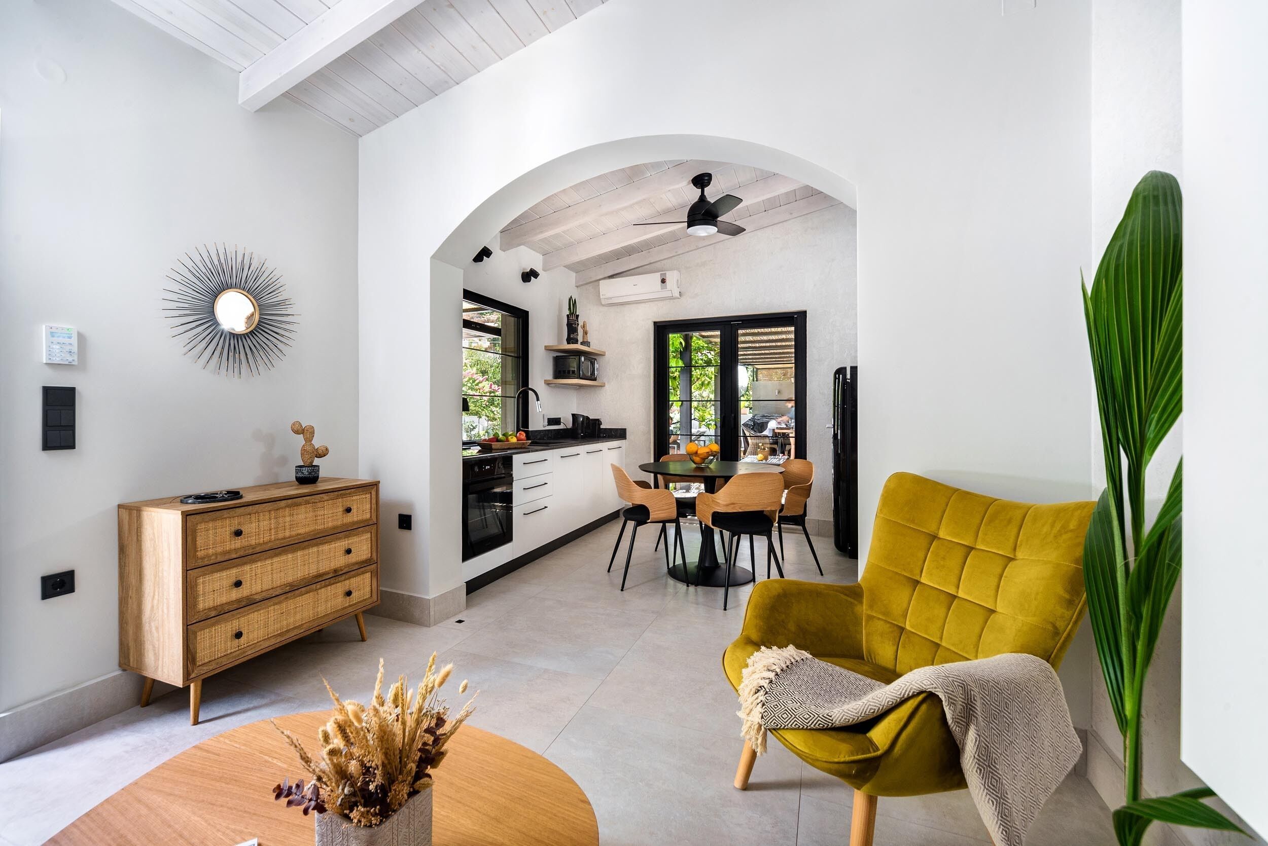 Älytelevisio, takka, kirjoja, musiikkikirjasto