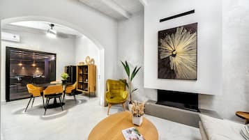 Smart TV, lareira, livros, biblioteca musical