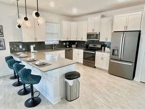 Fridge, microwave, oven, stovetop - Luxury 6 Bedroom 6 bath pool Home 242 (Davenport)