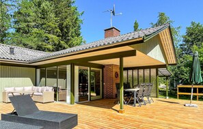 Outdoor dining - Gorgeous home in Aakirkeby with WiFi (Aakirkeby)