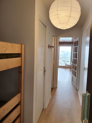 Interior - Alpe d'Huez, south-facing, spectacular views, skiing 200 meters away, large garage (Huez)