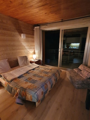 Room - Alpe d'Huez, south-facing, spectacular views, skiing 200 meters away, large garage (Huez)
