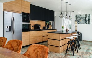 Kühlschrank, Mikrowelle, Herdplatte, Geschirrspüler
