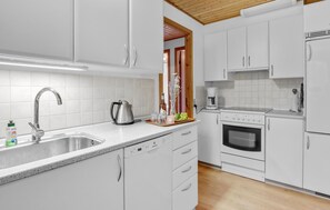 Frigorifero, piano cottura, lavastoviglie