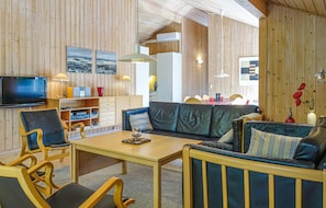 TV, fireplace - Stunning home in Aakirkeby with kitchen (Aakirkeby)