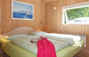 4 bedrooms, travel cot, free WiFi - Stunning home in Aakirkeby with kitchen (Aakirkeby)