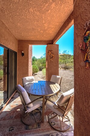 Outdoor dining - Tucson Escapes at Sabino Cnyn King, queen, office, pets, pool, and pickle ball (Tucson)