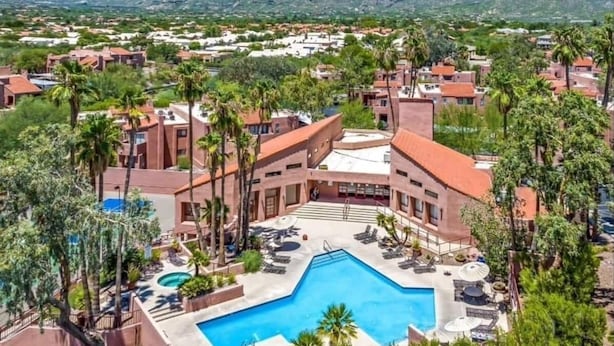 A resort with a swimming pool, palm trees, and a mountainous backdrop. - Tucson Escapes at Sabino Ventana King, queen, office, pets, pool, and pickleball (Tucson)
