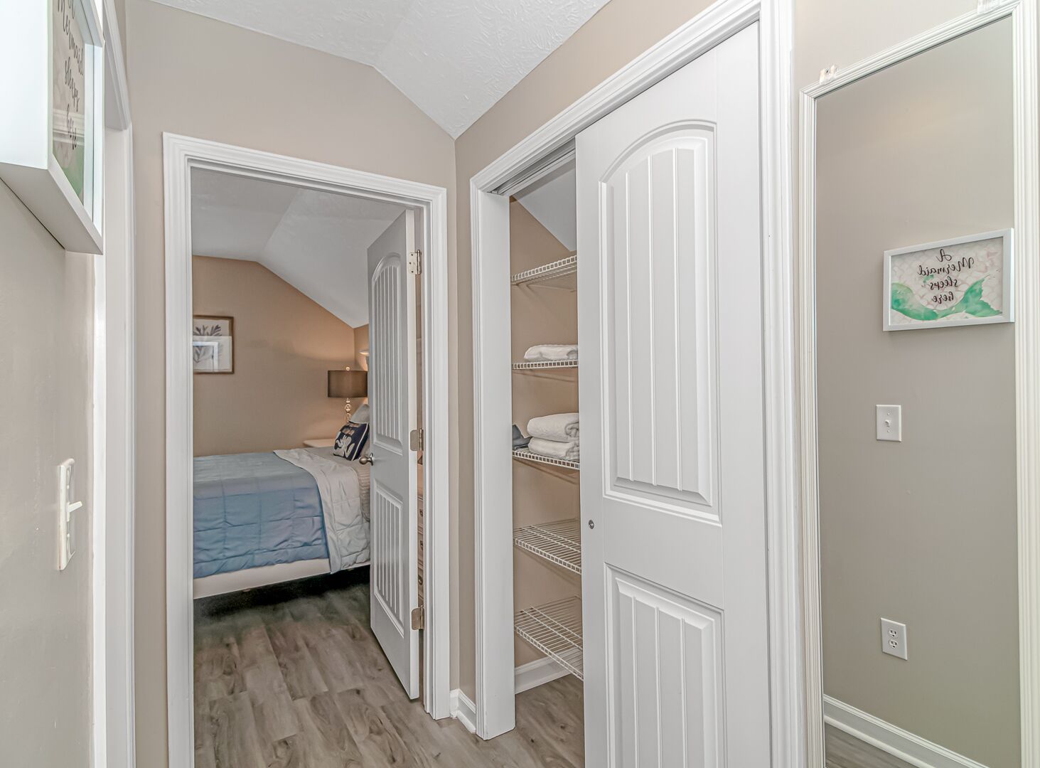 2 soverom, skrivebord, strykejern/-brett og wi-fi (inkludert)