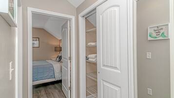 2 soverom, skrivebord, strykejern/-brett og wi-fi (inkludert)