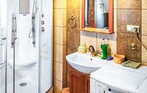 Combined shower/bathtub