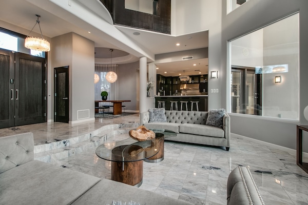 Smart TV, caminetto, lettore DVD, tavolo da ping pong