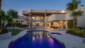 Una piscina al aire libre, una piscina climatizada