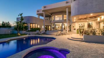 Utendørsbasseng og et oppvarmet basseng