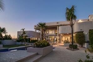 Exterior - Stunning North Scottsdale Estate!  Private Sanctuary w/ Resort Like Yard! (Scottsdale)
