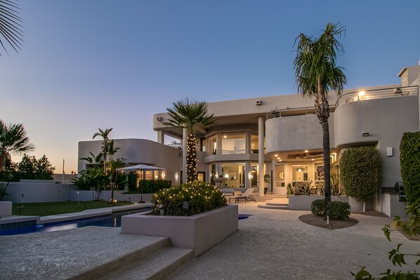 Une maison moderne dotée d’une piscine, d’un espace extérieur aménagé et d’un jardin bien entretenu.