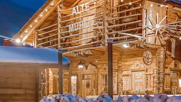 A wooden building with a sign reading "ALTE MUHL". - luxurioese Ferienwohnung (Matrei in Osttirol)