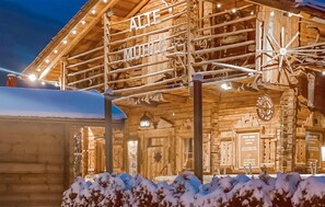 Un edificio de madera con un letrero que dice "ALTE MUHL".