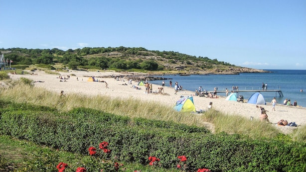 A beach with tents and people. - 1 bedroom cozy home in Allinge (Allinge)