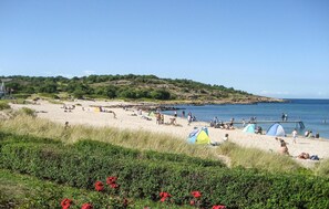 En strand med telte og mennesker.