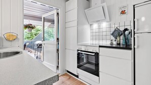 Eine moderne Küche mit weißen Schränken, einem Backofen von Bosch und einer eingebauten Mikrowelle.